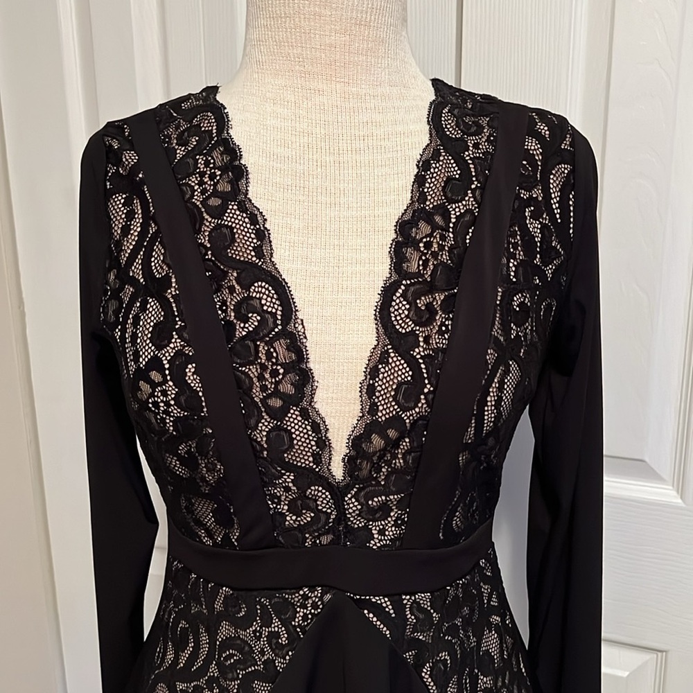 Venus Black Long Sleeve Deep V-neckline Lace Top Size Small